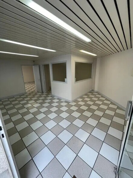 Retail in Rueil-Malmaison for lease - Interior Photo - Image 1 of 11