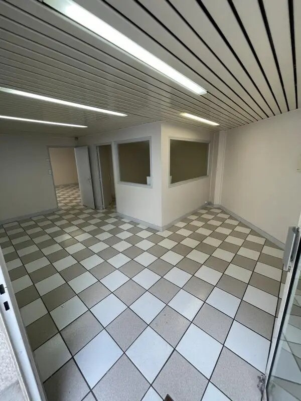 Retail in Rueil-Malmaison for lease Interior Photo- Image 1 of 12