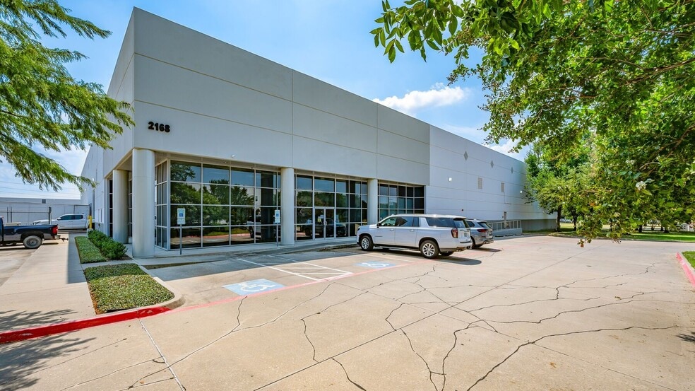 2168 W Diplomat Dr, Dallas, TX for lease - Building Photo - Image 1 of 5
