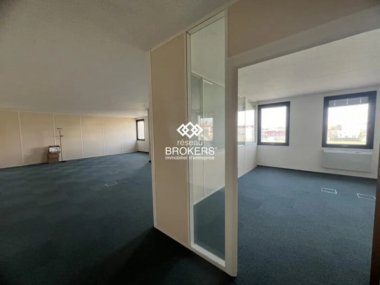 Office in Saclay for lease - Interior Photo - Image 2 of 9