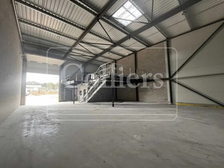 Flex in Signes for lease - Interior Photo - Image 2 of 3