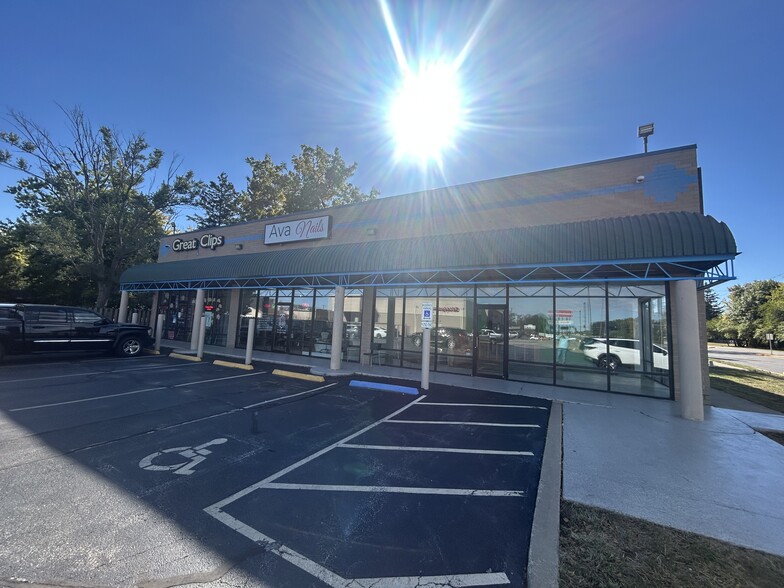 215 E Ash Ave, Decatur, IL for lease - Building Photo - Image 1 of 8