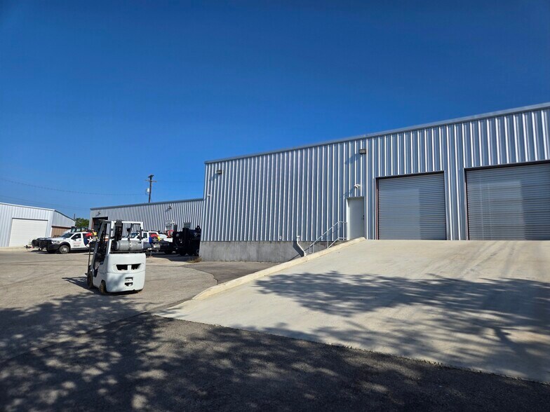 6441 Highway 46 W, New Braunfels, TX for lease - Primary Photo - Image 1 of 6