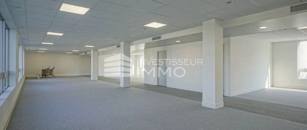 Office in Saint-Ouen-sur-Seine for lease - Building Photo - Image 2 of 15