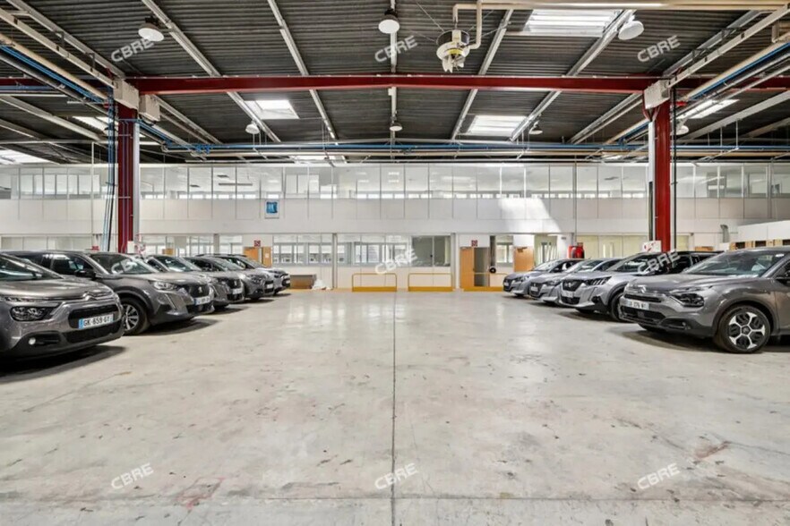 Flex in Trappes for lease - Interior Photo - Image 2 of 11