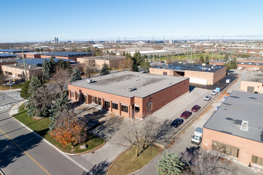 42 Riviera Dr, Markham, ON for lease - Primary Photo - Image 1 of 3