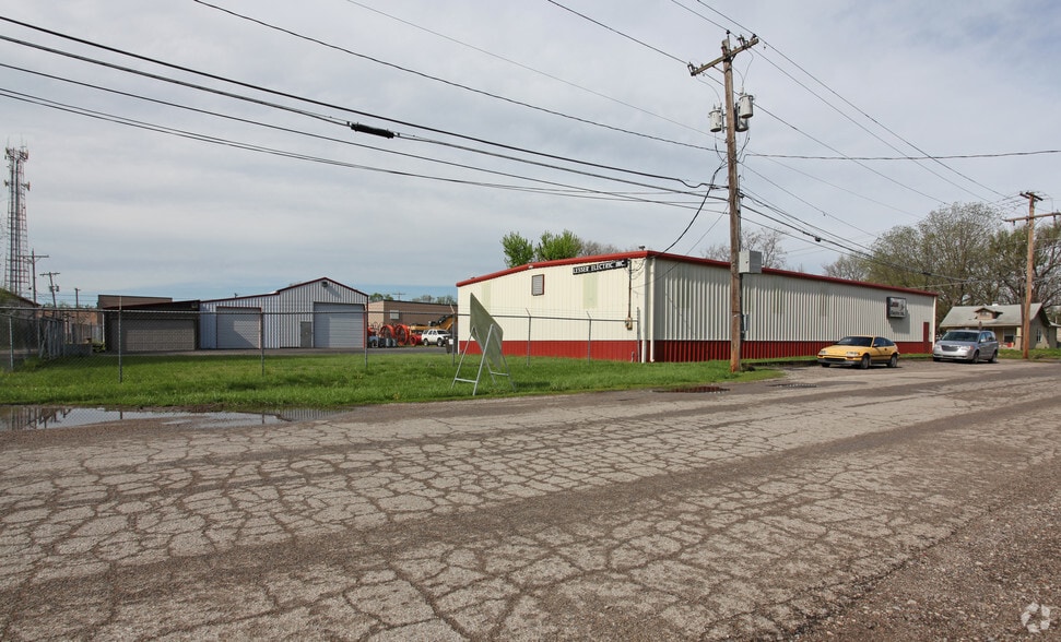 315 NW Laurent St, Topeka, KS for lease - Primary Photo - Image 2 of 3