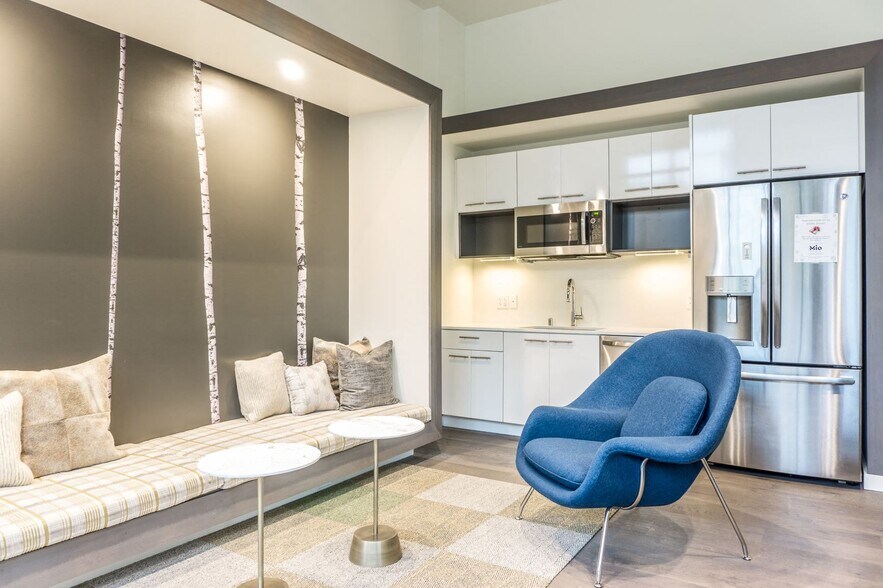 1319 NE 65th St, Seattle, WA for sale - Interior Photo - Image 1 of 1