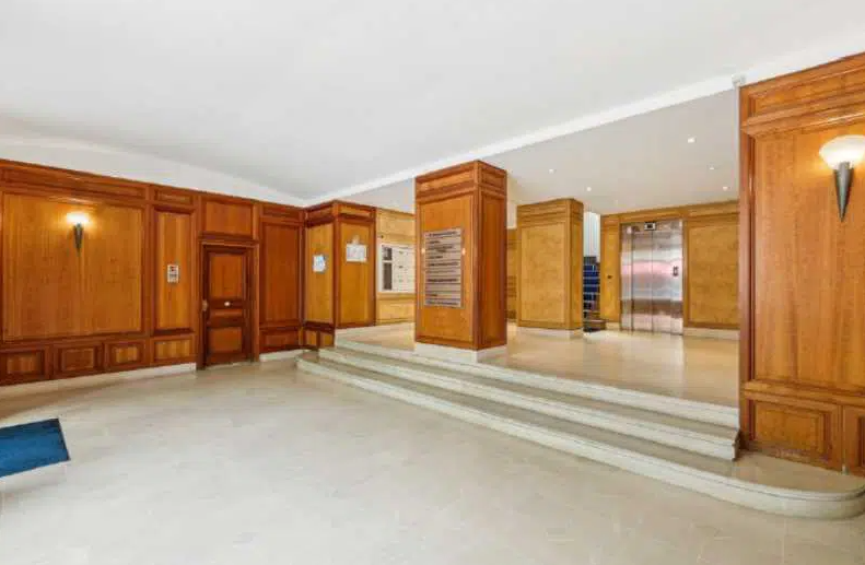Office in Paris for lease - Lobby - Image 1 of 1