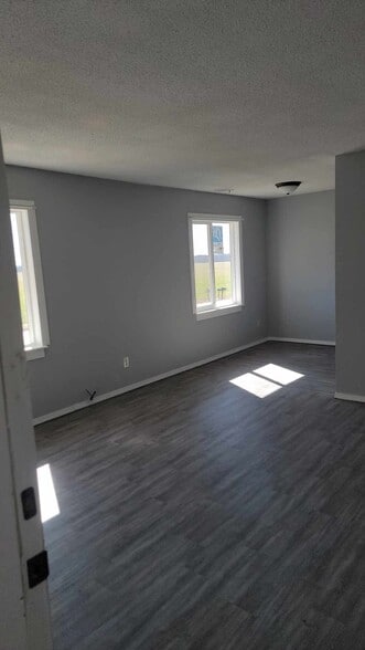 124 W 8th St, Douglass, KS for sale - Interior Photo - Image 3 of 28