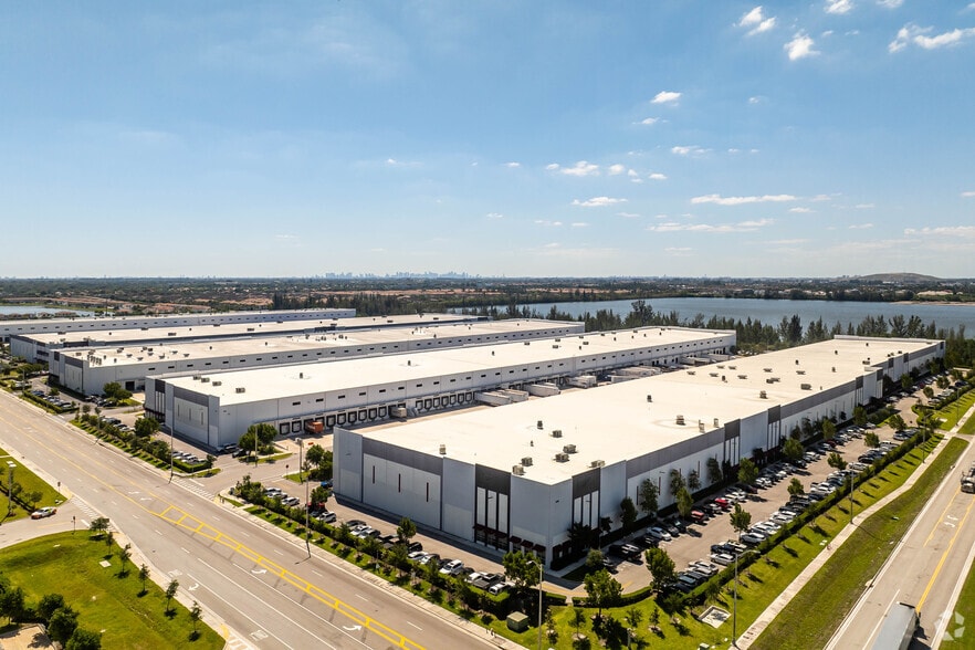 3980 W 104th St, Hialeah, FL for lease - Building Photo - Image 3 of 7