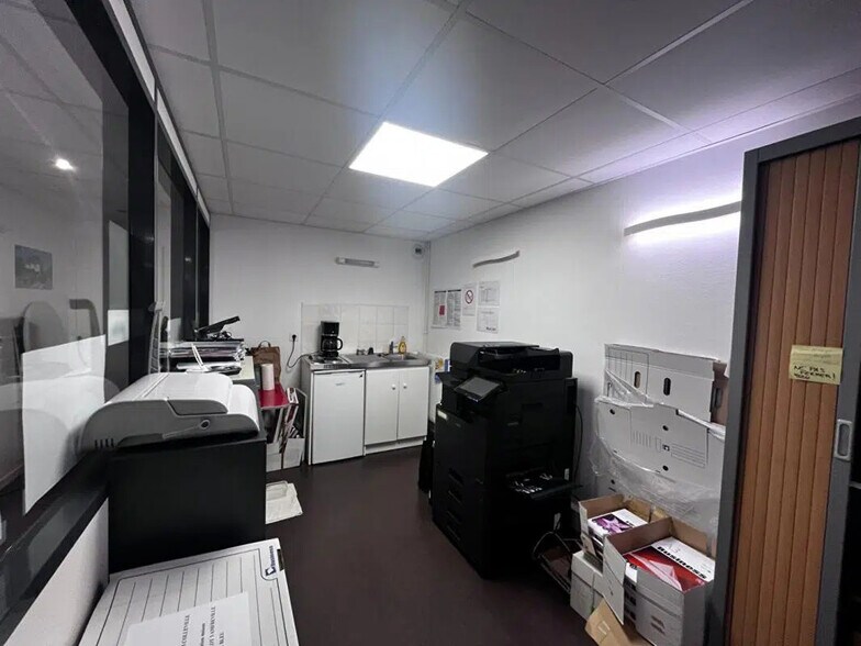 Office in Caen for lease - Interior Photo - Image 3 of 4