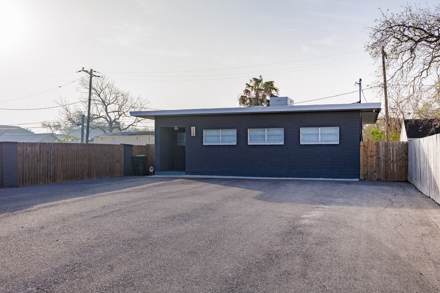 525 Clifford St, Corpus Christi, TX for sale - Building Photo - Image 2 of 33