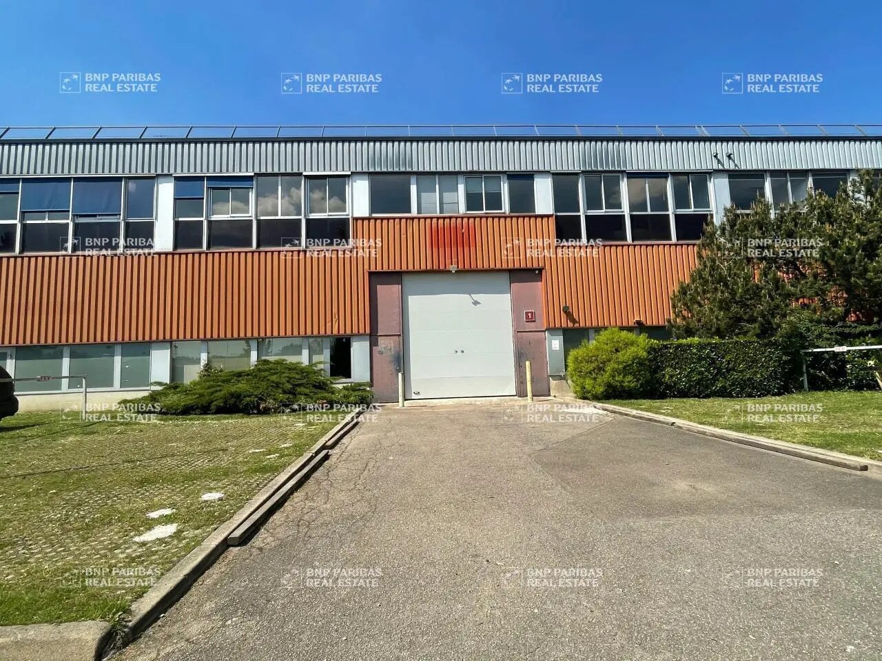 Flex in Trappes for lease Building Photo- Image 1 of 8