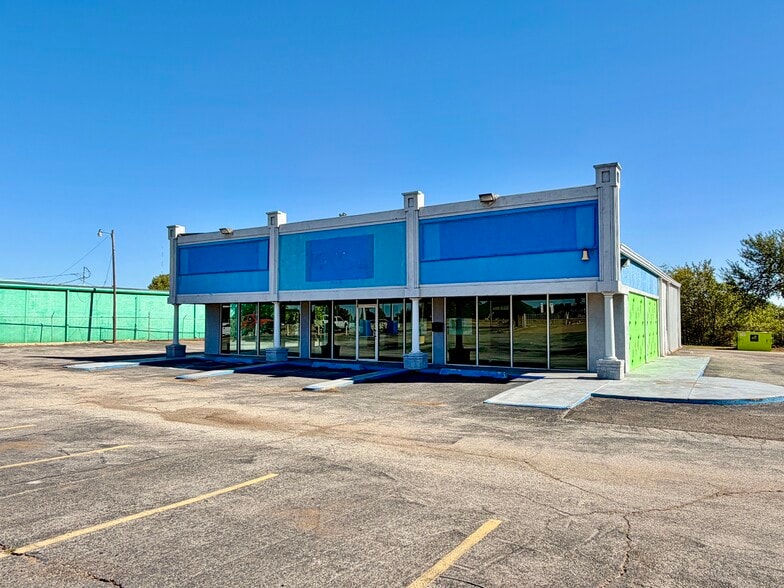 6910 N Broadway Ext, Oklahoma City, OK for lease - Building Photo - Image 1 of 8
