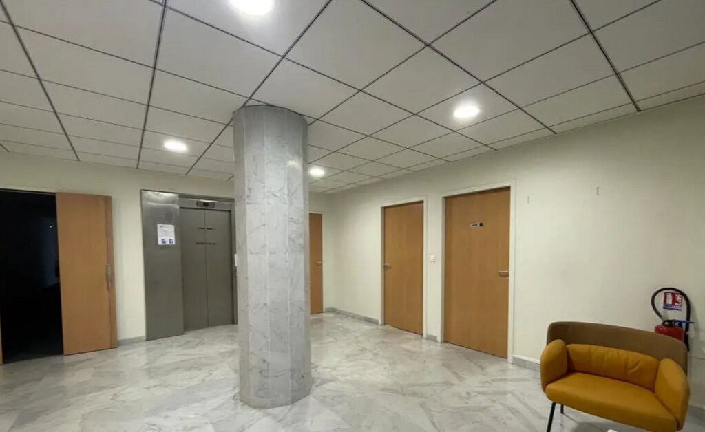 Location Bureaux 295 m² - Photo 1