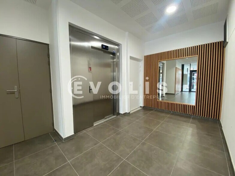 Office in Amiens for lease - Lobby - Image 3 of 6
