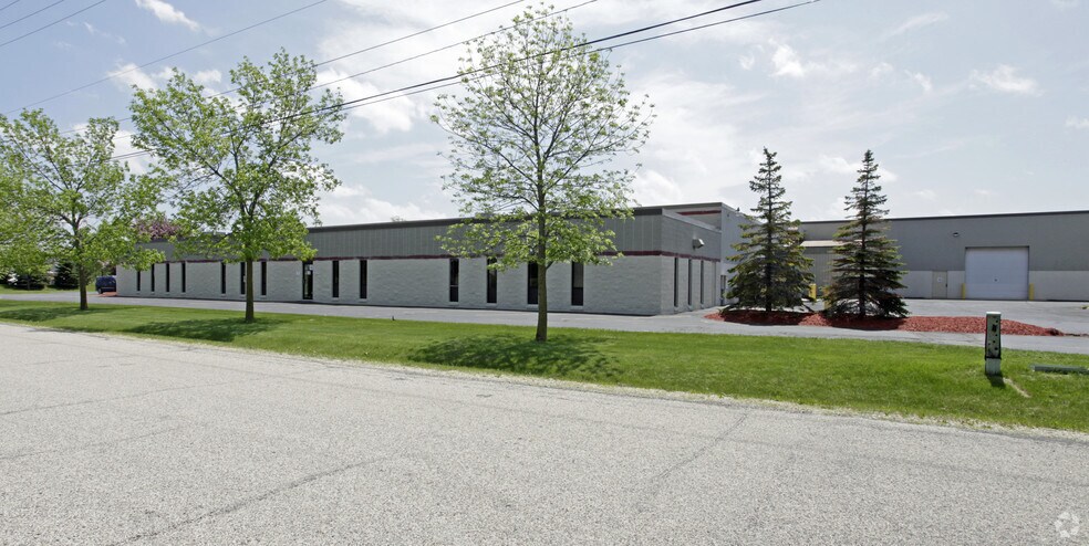 1353 N Wacker Dr, Hartford, WI for sale - Building Photo - Image 1 of 1