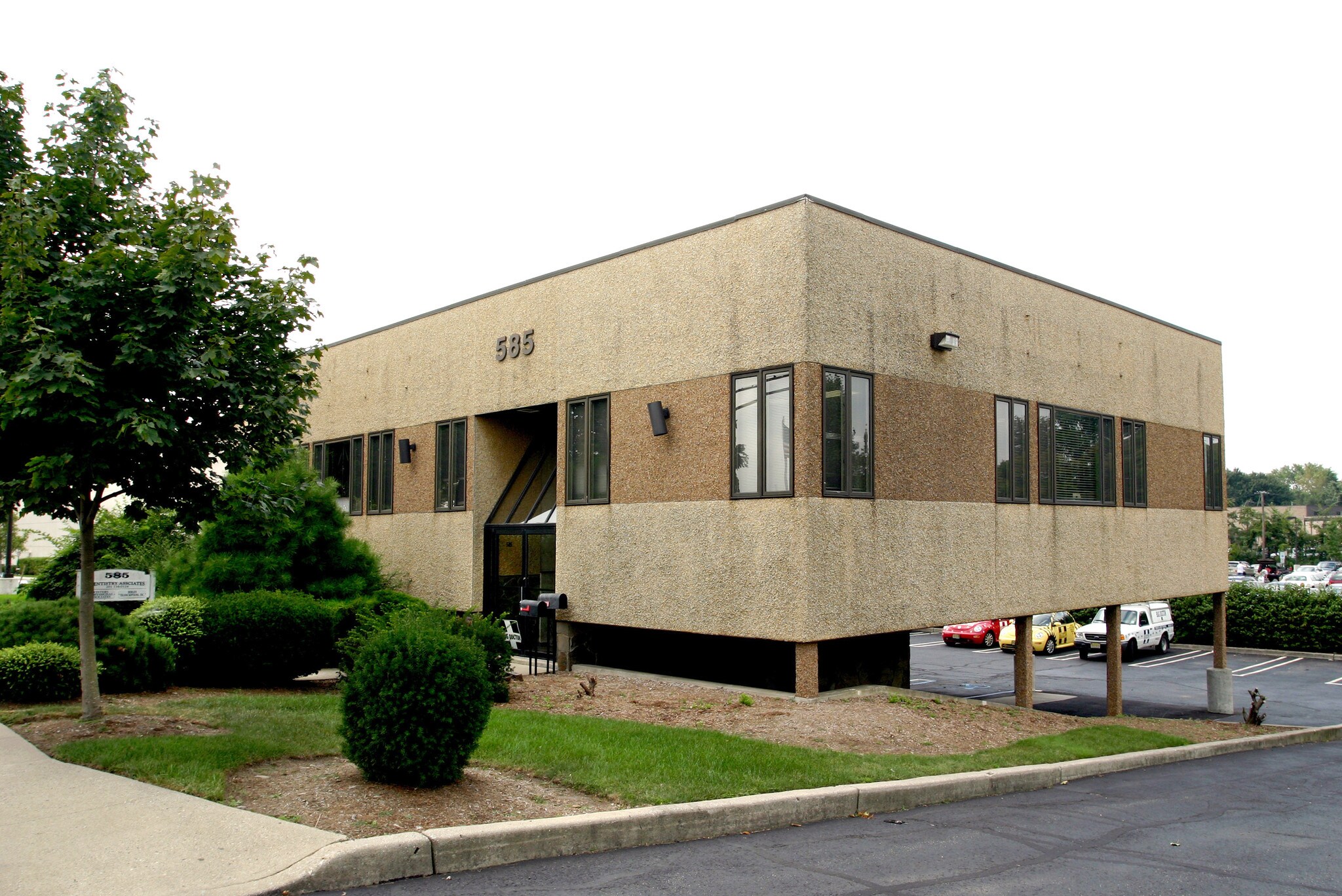 585 Winters Ave, Paramus, NJ for sale Primary Photo- Image 1 of 1