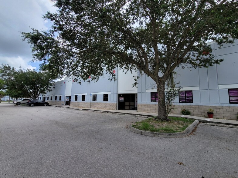 5565 Lee St, Lehigh Acres, FL for lease - Building Photo - Image 3 of 3