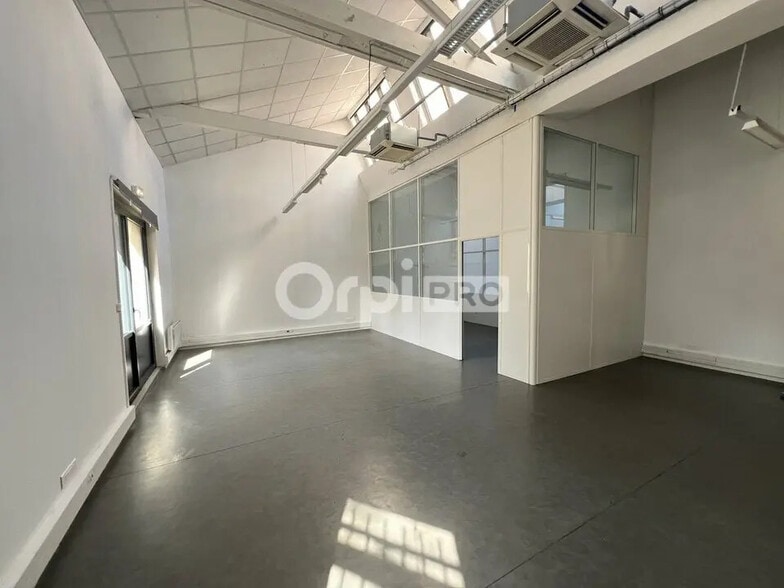 Office in Lyon for lease - Interior Photo - Image 1 of 9