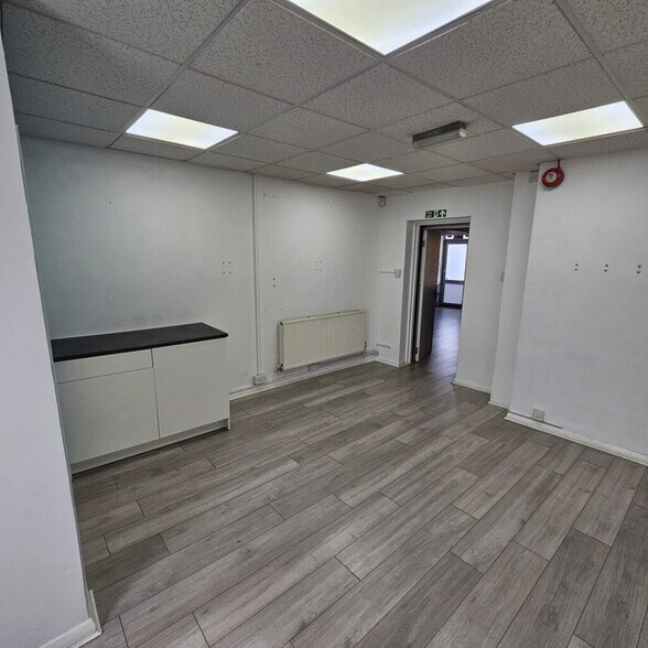 207 Lower Church Rd, Burgess Hill for lease - Interior Photo - Image 3 of 4