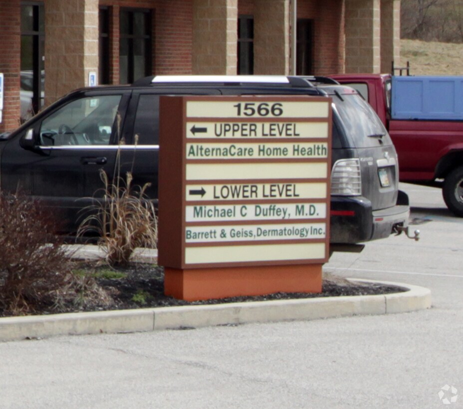 1566 Monmouth St, Lancaster, OH 43130