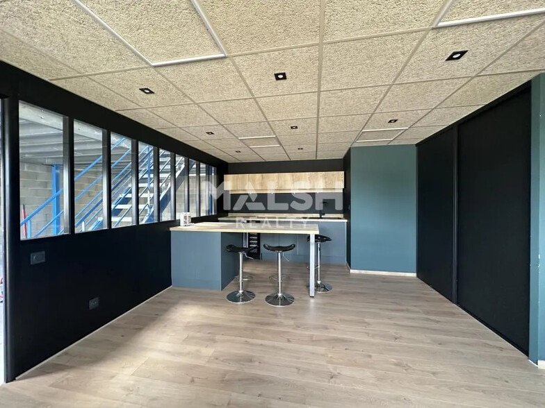 Flex in Civrieux for lease - Interior Photo - Image 2 of 8