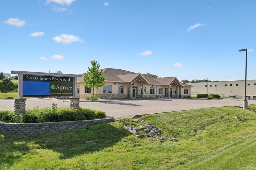 1670 South Blvd, Baraboo, WI for sale - Building Photo - Image 2 of 5