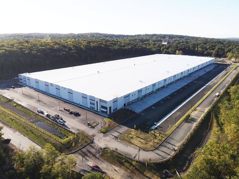 25 Old Mill Rd, Suffern, NY for lease - Building Photo - Image 2 of 5