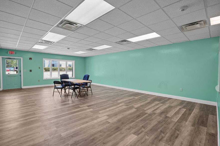 40-82 N Main St, Pascoag, RI for lease - Interior Photo - Image 3 of 32