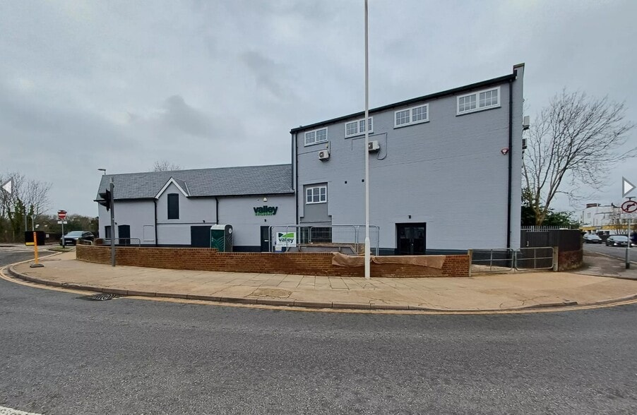 214 London Rd, East Grinstead for sale - Building Photo - Image 1 of 1