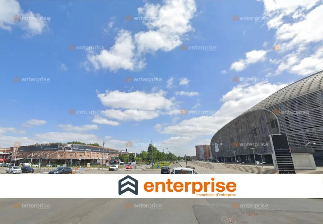 Retail in VILLENEUVE-D'ASCQ for lease Building Photo- Image 1 of 2