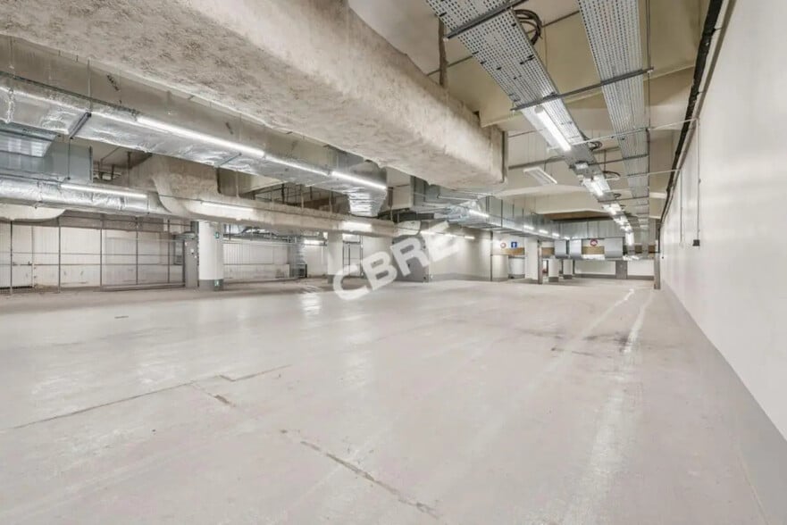 Flex in Paris for lease - Building Photo - Image 1 of 8