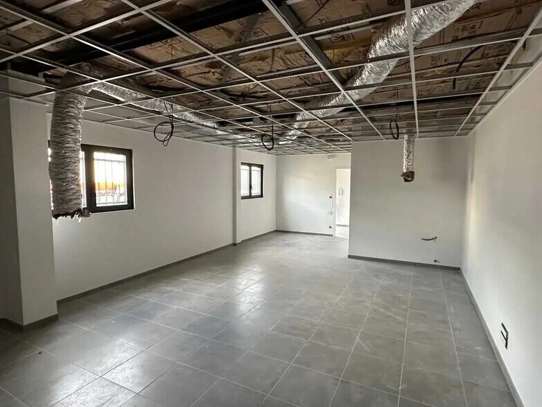 Office in Janneyrias for lease - Building Photo - Image 3 of 15