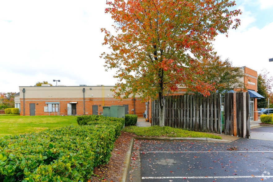 2910-2918 Mount Holly Huntersville Rd, Charlotte, NC for lease - Building Photo - Image 3 of 34