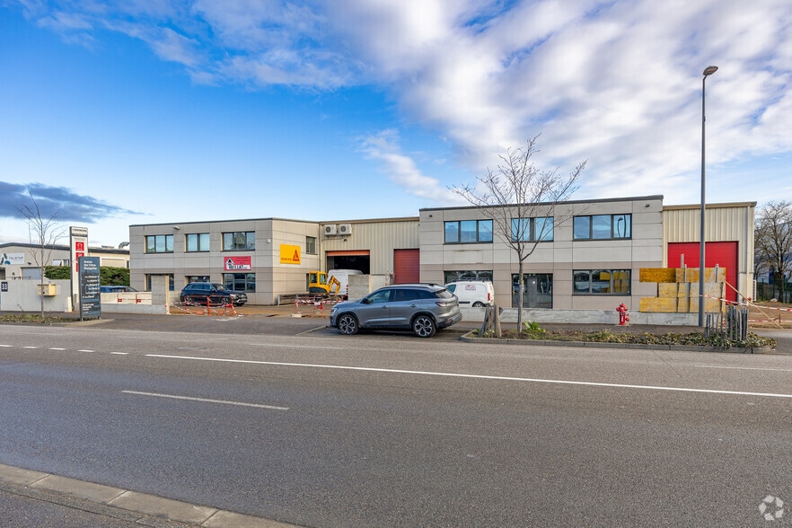 Flex in Chassieu for lease - Building Photo - Image 3 of 3
