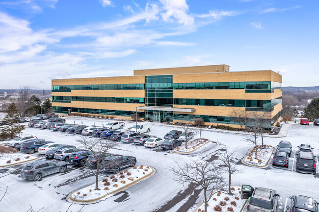 More details for Ridgeview Parkway Offices – Office for Sale, Waukesha, WI