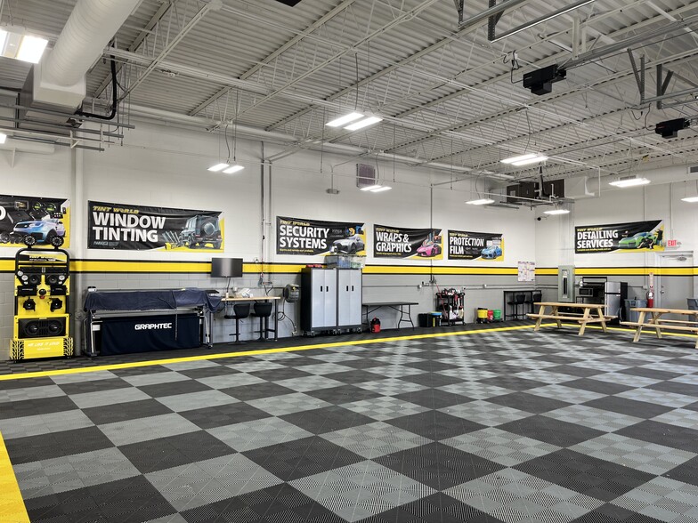 N88 W15176 Main St, Menomonee Falls, WI for sale - Building Photo - Image 3 of 6