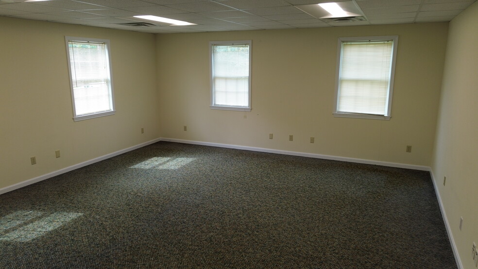 21552 Thames Ave, Lexington Park, MD for lease - Building Photo - Image 2 of 13