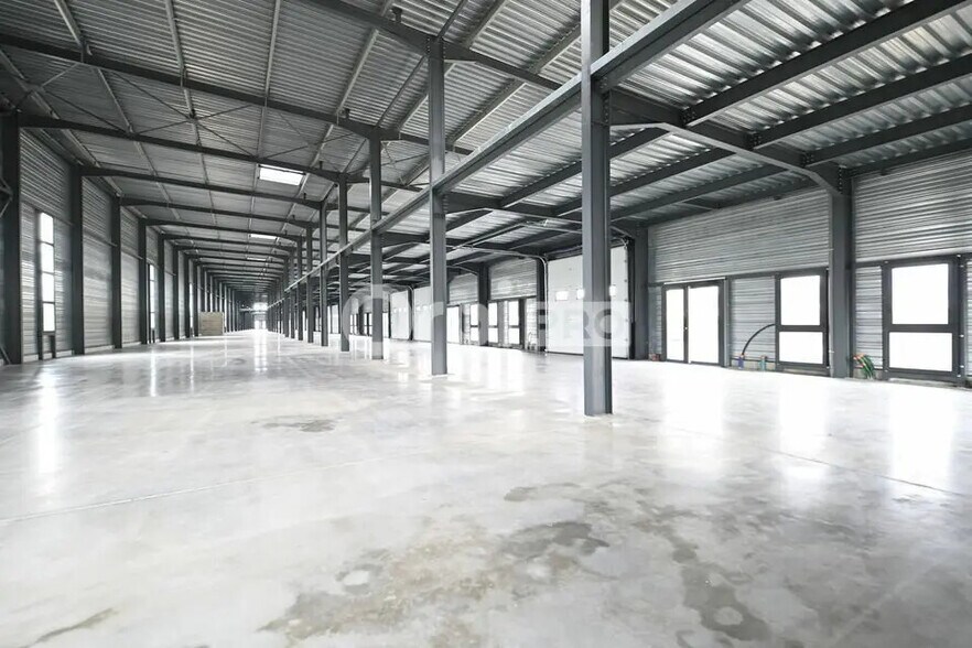 Flex in Bourgoin-Jallieu for lease - Building Photo - Image 2 of 12