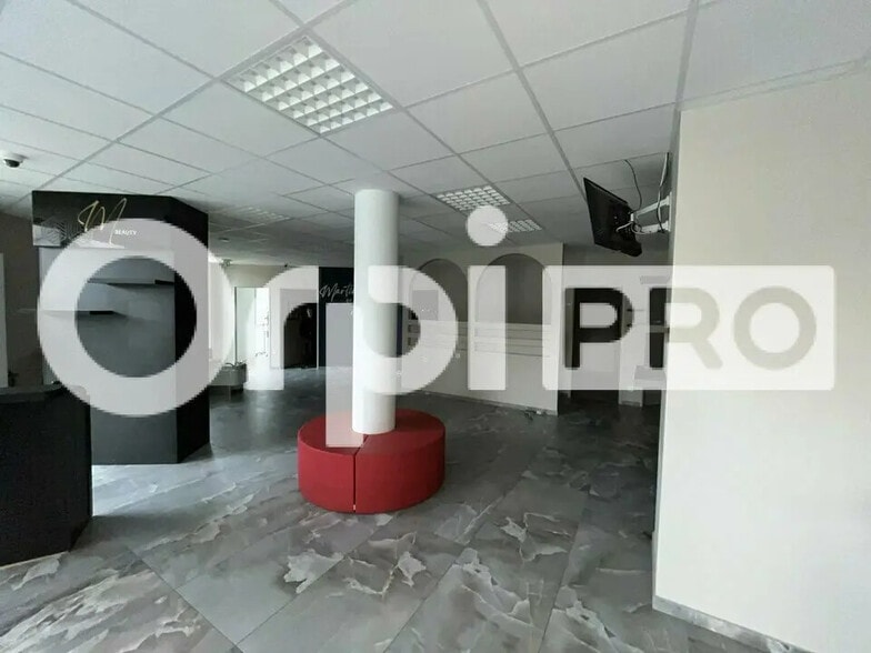 Retail in La Verpillière for sale - Interior Photo - Image 3 of 6