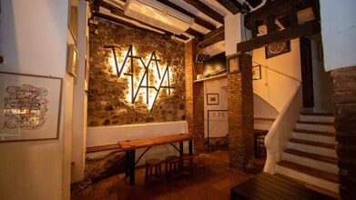 Retail in Cuenca, Cuenca for lease Building Photo- Image 1 of 24