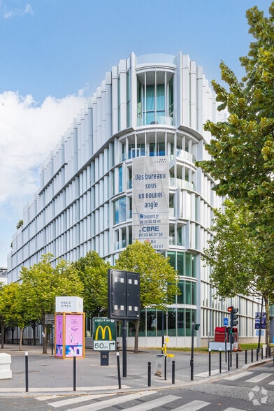 Office in Saint-Denis for lease - Building Photo - Image 2 of 2