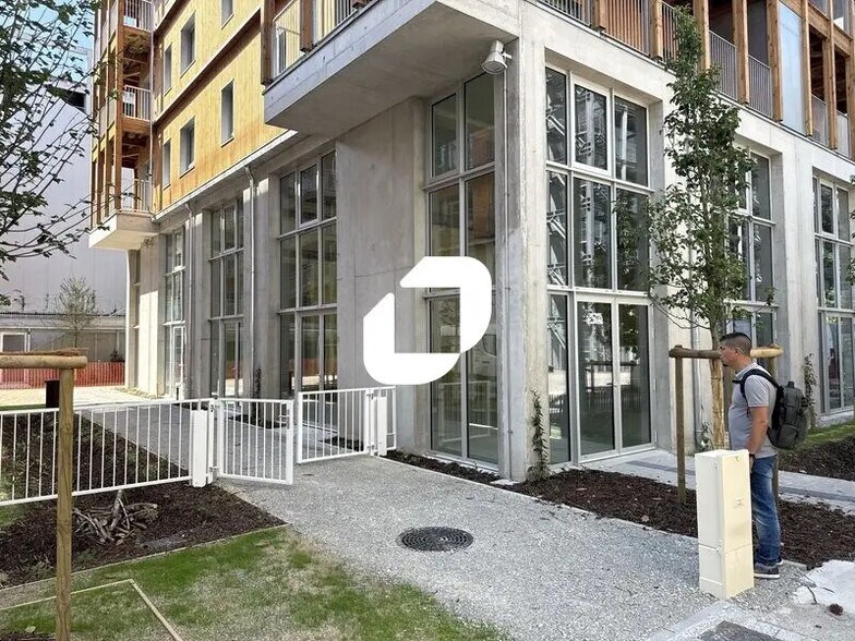 Retail in Nantes for lease - Building Photo - Image 2 of 12