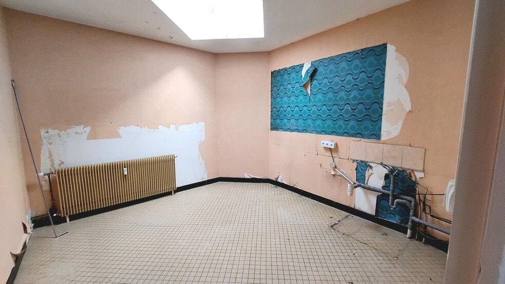 Retail in Poitiers for sale - Interior Photo - Image 3 of 8
