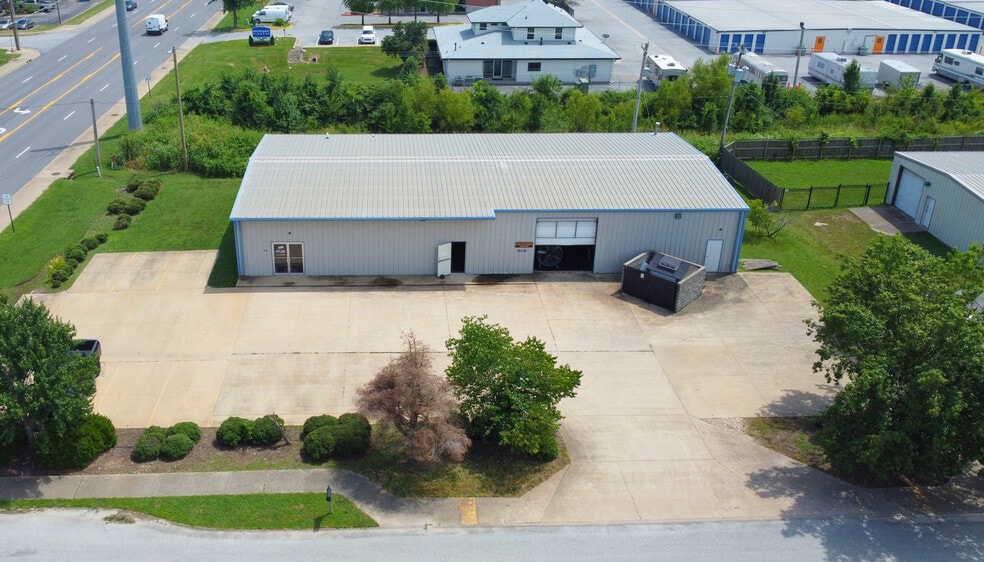 909 SE 21st St, Bentonville, AR for lease - Building Photo - Image 1 of 28
