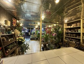 Retail in Paris for lease Interior Photo- Image 1 of 5