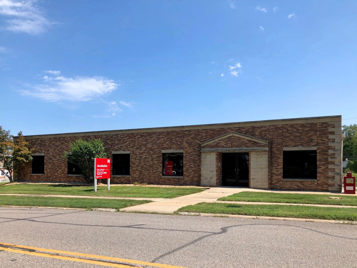 415 SE Douglas St, Lees Summit, MO 64063