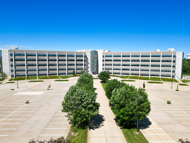 7001 Westown Pky, West Des Moines, IA for lease - Building Photo - Image 3 of 19